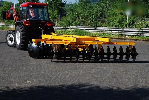 125hp wheel tractor with disc harrow